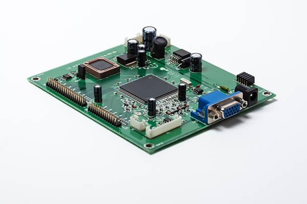 嵌入式系统-绿色VGA显示器电路板与多个电子元件安装